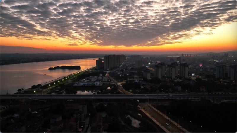 江西泰和：“鱼鳞”映霞染天际 解锁入冬首场天象奇观