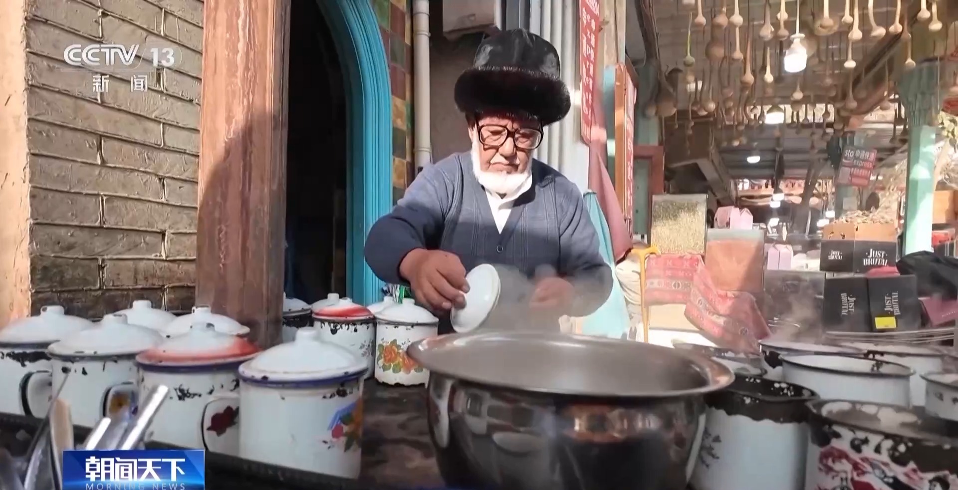 奶茶配馕 传统美食有了新吃法 快来尝一尝