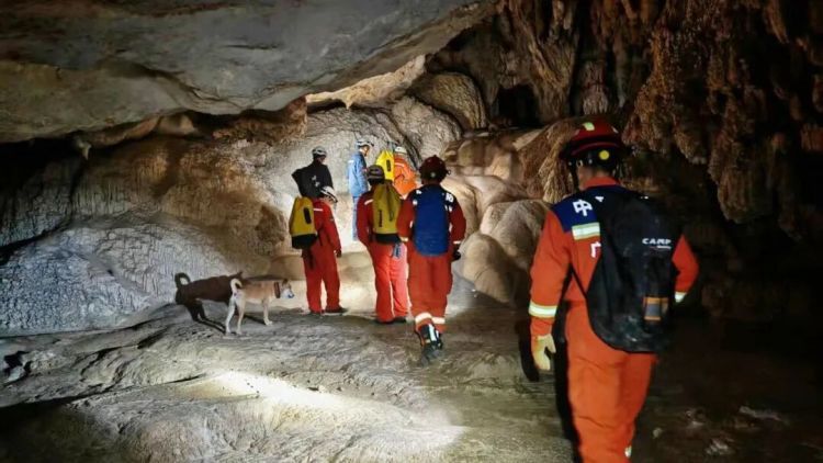 广西37岁男子为拍照打卡“世界第一长洞”，独自进洞失联6天奇迹生还，每天保持正常作息、靠喝洞穴水过活