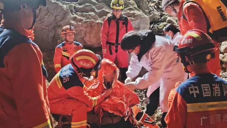 广西37岁男子为拍照打卡“世界第一长洞”，独自进洞失联6天奇迹生还，每天保持正常作息、靠喝洞穴水过活