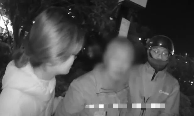 让男友等着！杭州00后姑娘约会直接放鸽子，路上干了件大事