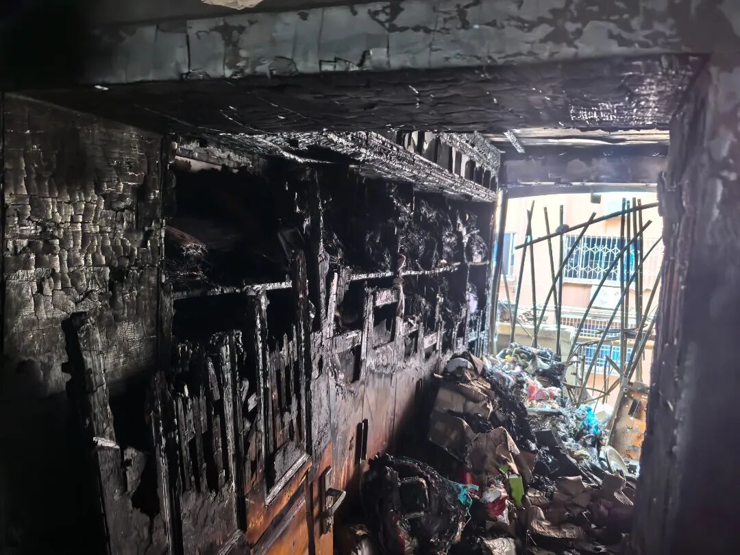 仅4分钟！8岁男孩的“无心之举”，烧毁楼下邻居家.....