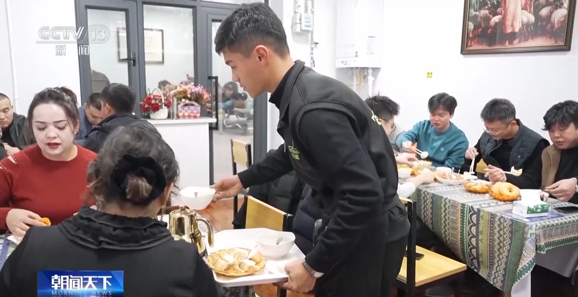 奶茶配馕 传统美食有了新吃法 快来尝一尝