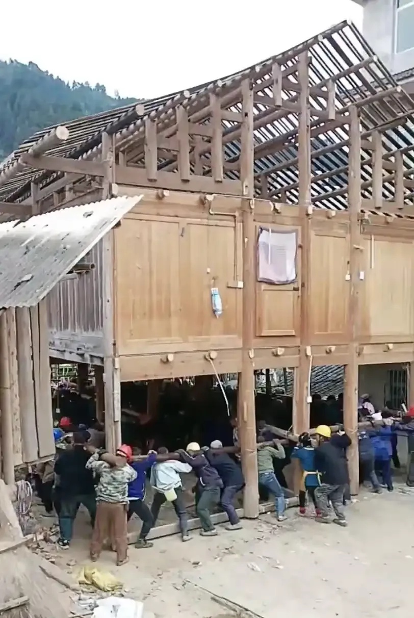 “搬完请全村吃饭！”上百人扛起6吨木屋，说走就走