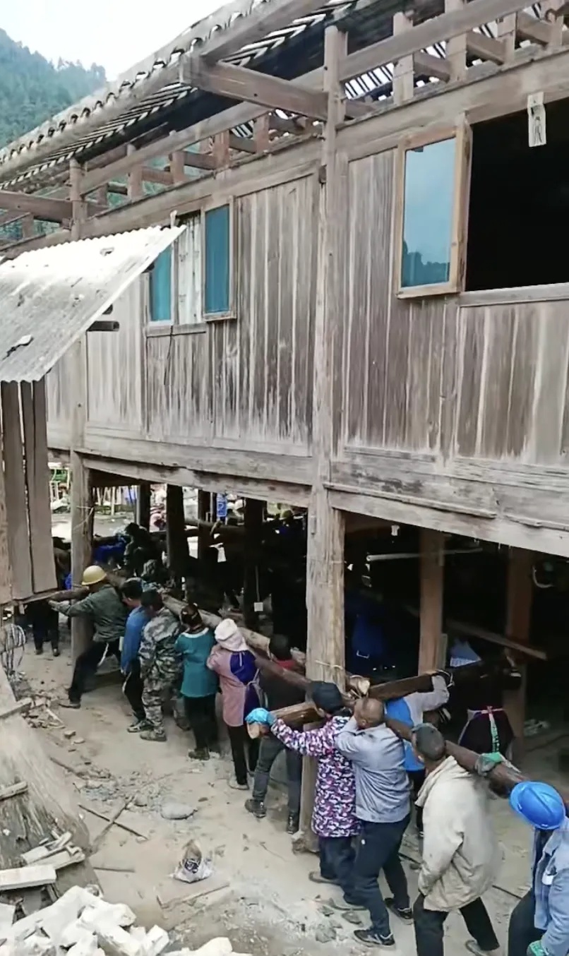 “搬完请全村吃饭！”上百人扛起6吨木屋，说走就走