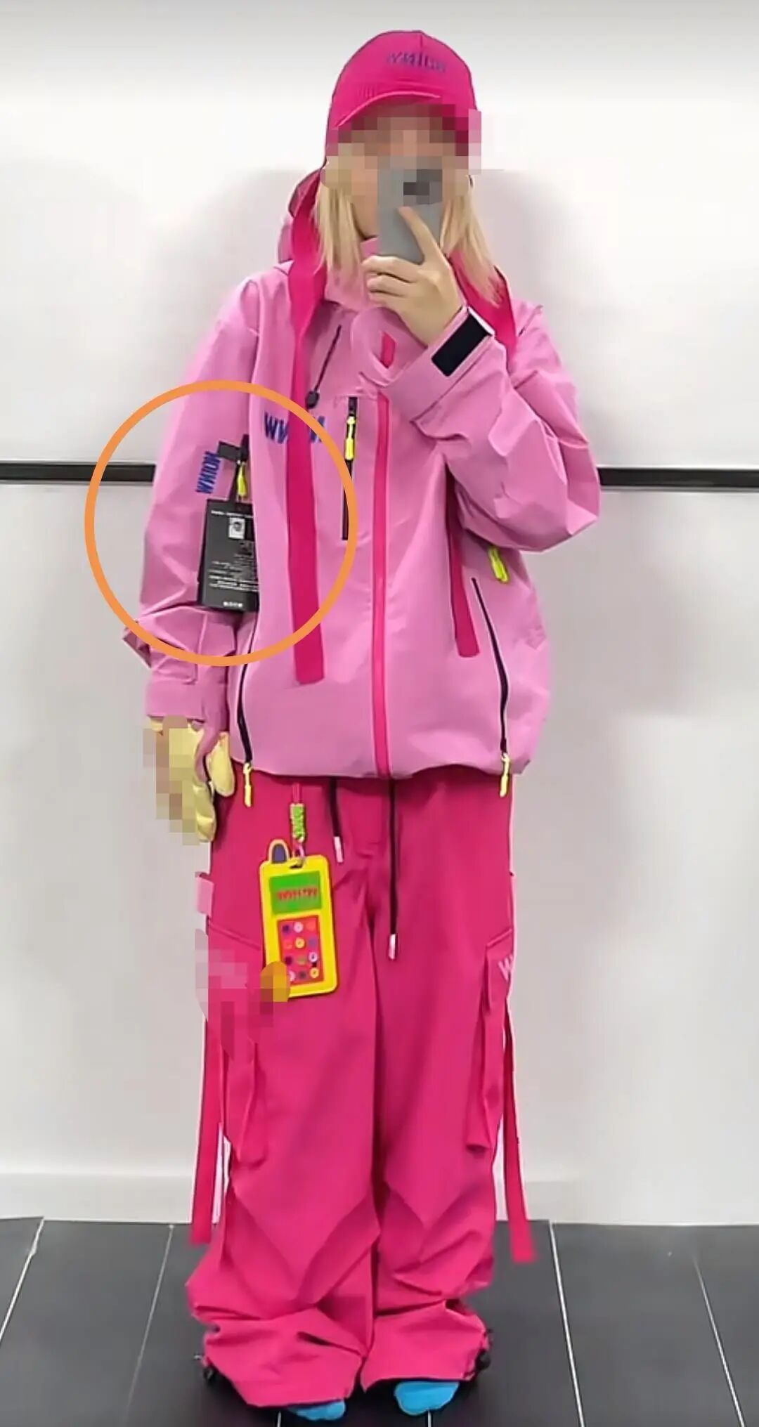 因滑雪服悬挂吊牌,女子遭网暴被骂数千条!真相曝光后网友道歉,品牌方赠新衣致谢 因滑雪服悬挂吊牌,女子遭网暴被骂数千条!真相曝光后网友道歉,品牌方赠新衣致谢