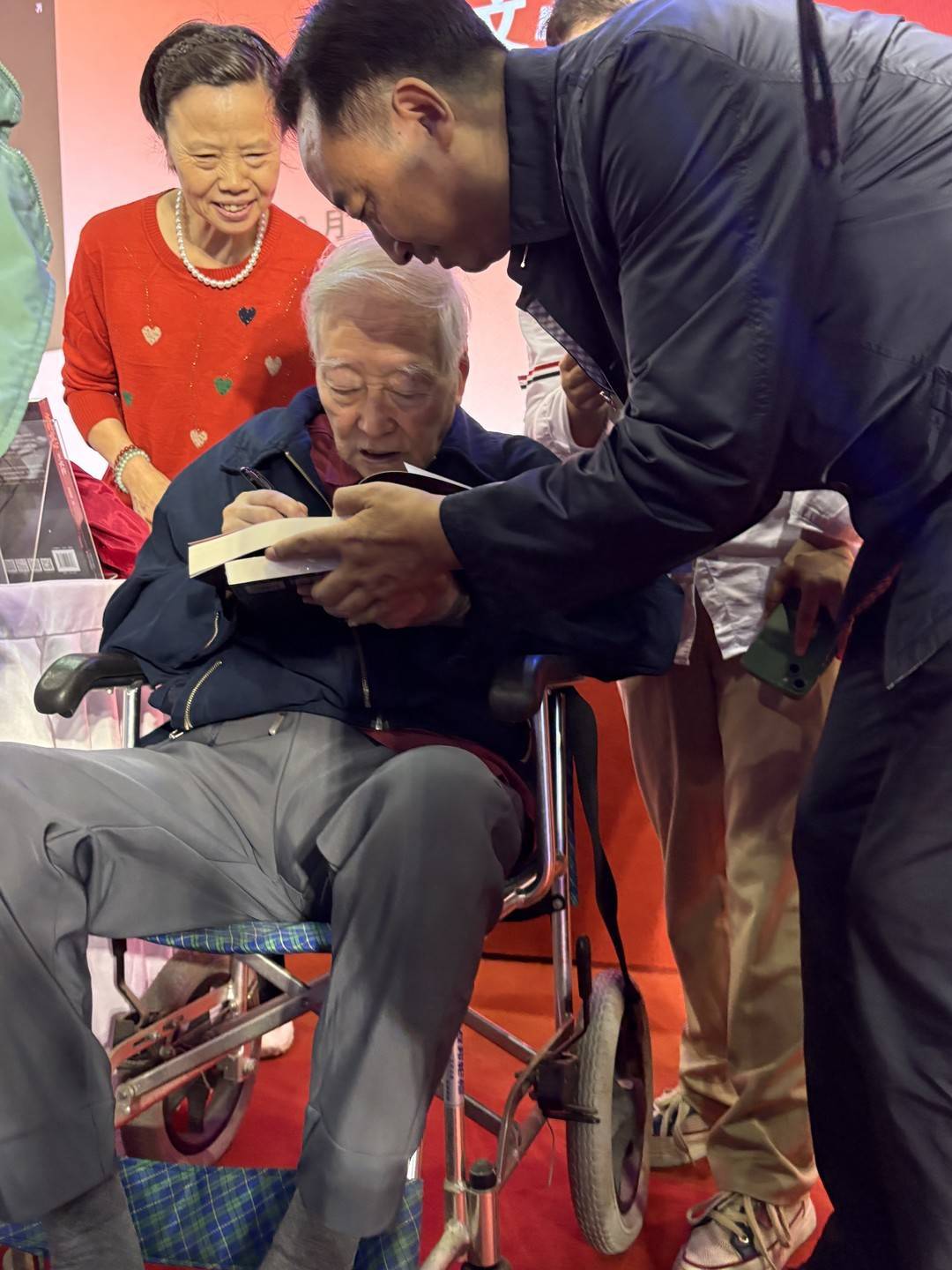 著名作家、《战争和人》作者王火在成都逝世，享年103岁