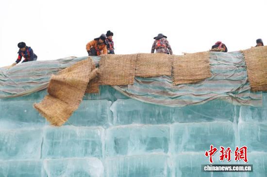 “厚棉被”揭开，哈尔滨冰雪大世界20万立方米存冰启用