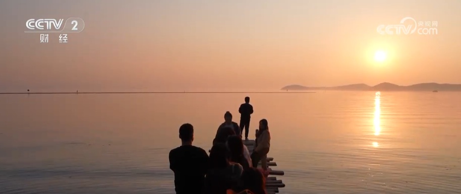 “观鸟+”尽显“年轻”姿态 “生态美”催热冬日文旅消费 “观鸟+”尽显“年轻”姿态 “生态美”催热冬日文旅消费