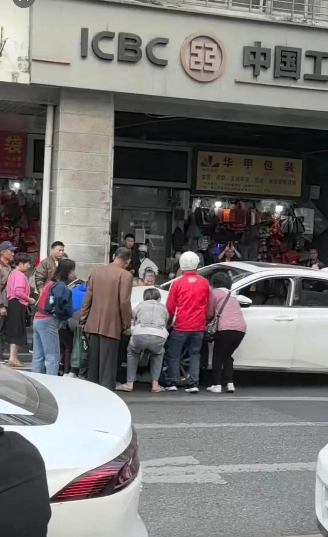 广州阿婆被压车底,众人自发抬车救人!网友:这是一座有爱的城市 广州阿婆被压车底,众人自发抬车救人!网友:这是一座有爱的城市