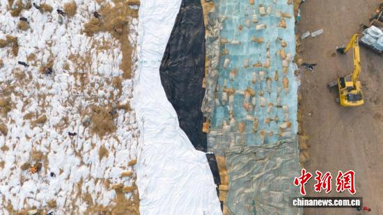 “厚棉被”揭开，哈尔滨冰雪大世界20万立方米存冰启用