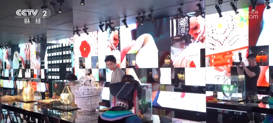 “品牌赋能+跨界融合”拓宽非遗消费新市场 年轻化创意让青年群体“心向往之”