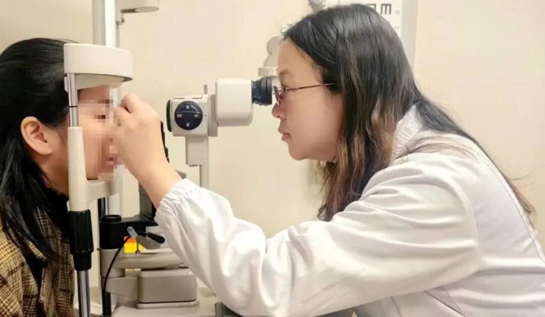 41岁，原本近视的她居然“老花”了……