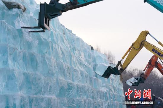 “厚棉被”揭开，哈尔滨冰雪大世界20万立方米存冰启用