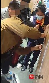 乘客被困高铁厕所，多人踹门施救？官方：厕所门锁故障无法打开，受困旅客身体无碍