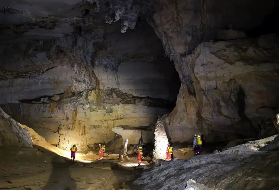 为拍照打卡，37岁男子进入广西一洞穴失联6天后奇迹生还