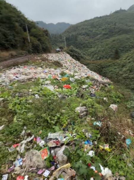 云南一山沟惊现百米“垃圾池”！当地通报：已全部清离，将严肃追责