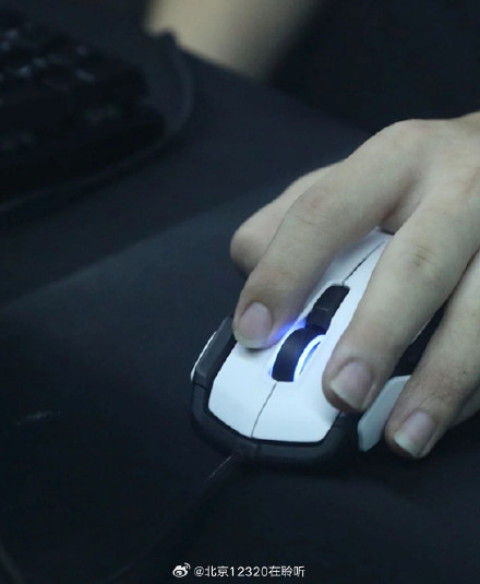 上班族长时间用电脑，警惕“鼠标手”