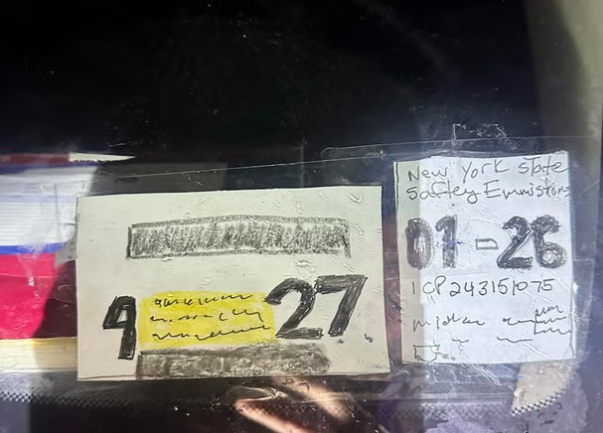 美国男子用蜡笔自制年检贴纸被警方识破，收到多张罚单，车也被扣