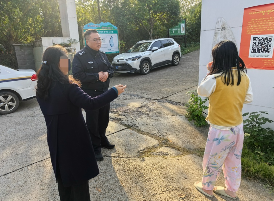赤脚穿拖鞋女子冬日在车流中行走，长沙天心交警暖心救助寻回家人