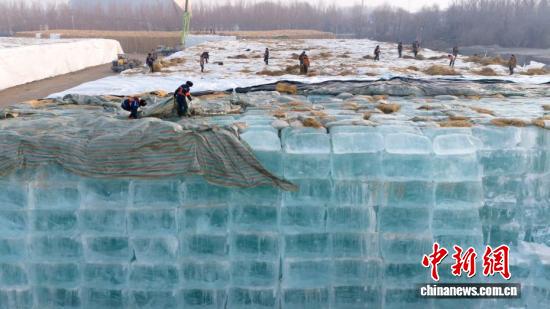 “厚棉被”揭开，哈尔滨冰雪大世界20万立方米存冰启用