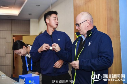 成都再迎澳网外卡赛 中国新星施晗、莫业聪亮相正赛抽签仪式 成都再迎澳网外卡赛 中国新星施晗、莫业聪亮相正赛抽签仪式