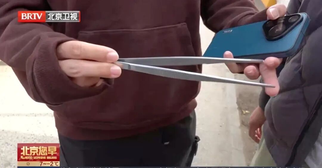 北京阿姨逛集,被人轻轻一贴手机秒没!警方揭秘扒窃全过程 北京阿姨逛集,被人轻轻一贴手机秒没!警方揭秘扒窃全过程