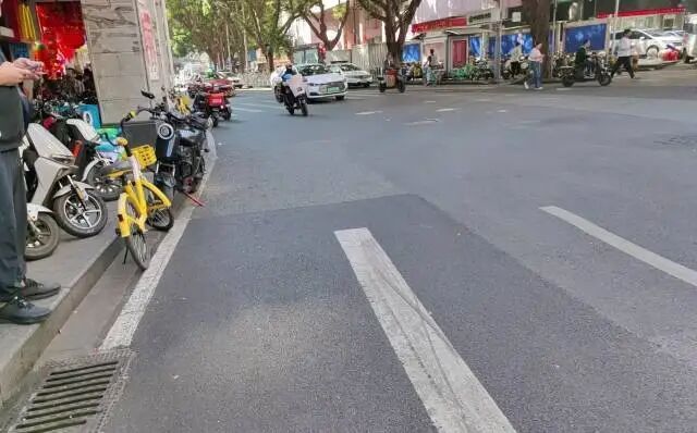 广州街头一女子被压车底，一群路人合力抬车救人