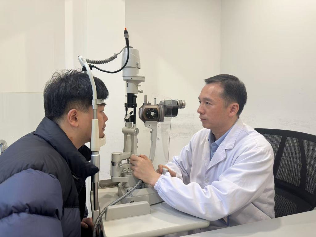 哪些人在看“眼疲劳老花门诊”？中青年是主力，有人35岁就“老花”了