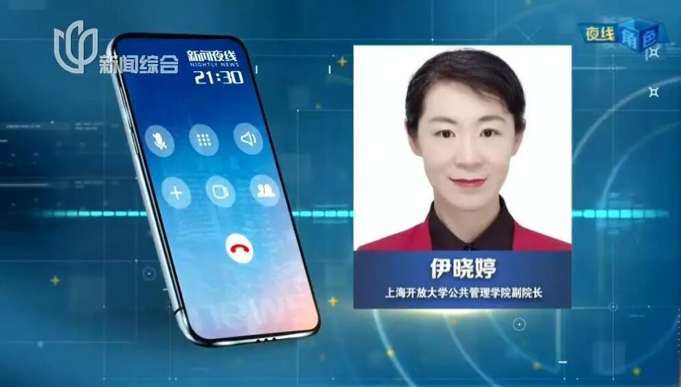 列车上不适一幕!游客"长枪短炮"围堵老人?网友怒了! 列车上不适一幕!游客"长枪短炮"围堵老人?网友怒了!