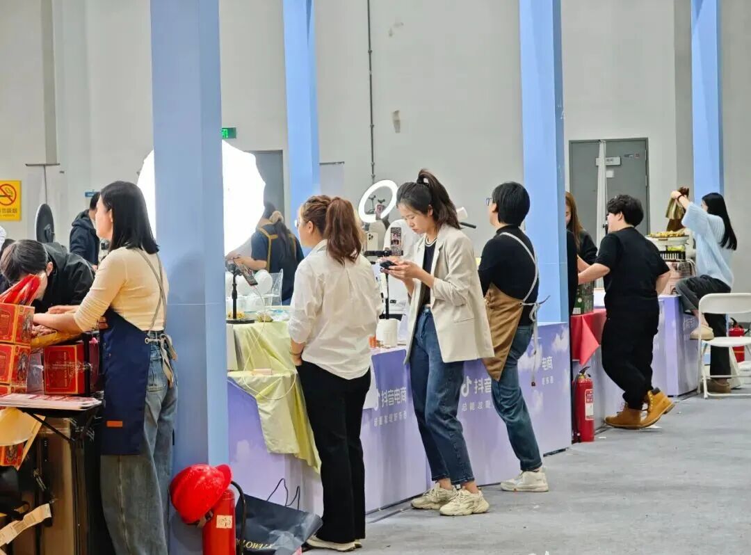 一过安检，杭州不少年轻人直接百米冲刺！这阵势把人看呆了