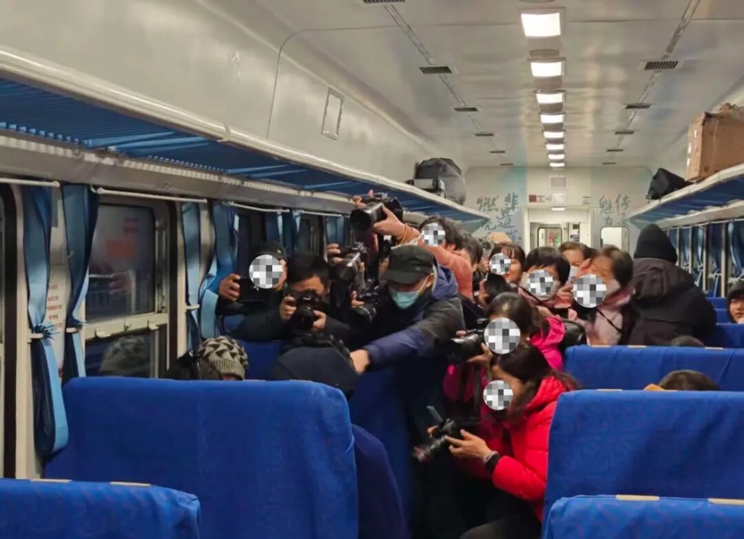 列车上不适一幕!游客"长枪短炮"围堵老人?网友怒了! 列车上不适一幕!游客"长枪短炮"围堵老人?网友怒了!