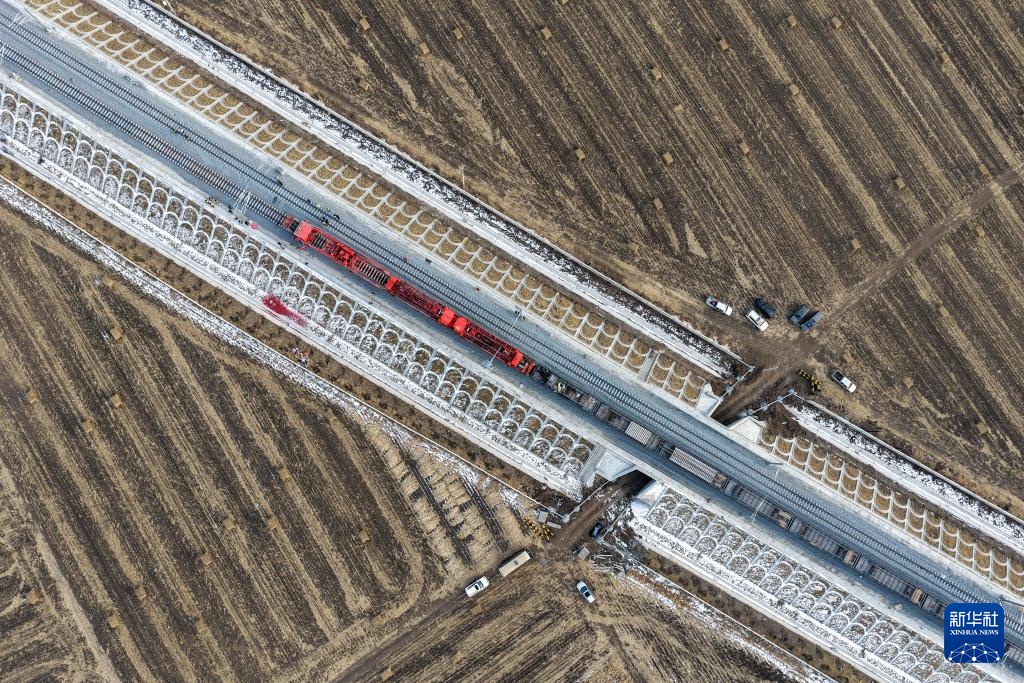 我国在建最北高铁哈伊高铁全线铺轨贯通