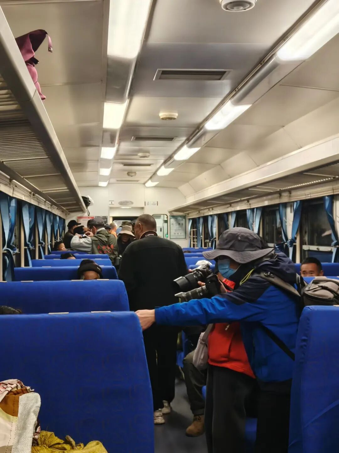 列车上不适一幕!游客"长枪短炮"围堵老人?网友怒了! 列车上不适一幕!游客"长枪短炮"围堵老人?网友怒了!