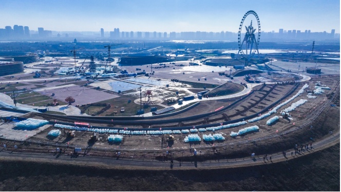 第二十七届哈尔滨冰雪大世界冰建施工开始 “万里长城”主题超级冰滑梯首先动工 第二十七届哈尔滨冰雪大世界冰建施工开始 “万里长城”主题超级冰滑梯首先动工