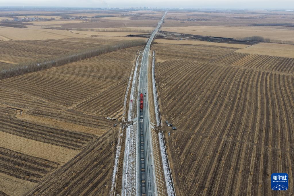 我国在建最北高铁哈伊高铁全线铺轨贯通