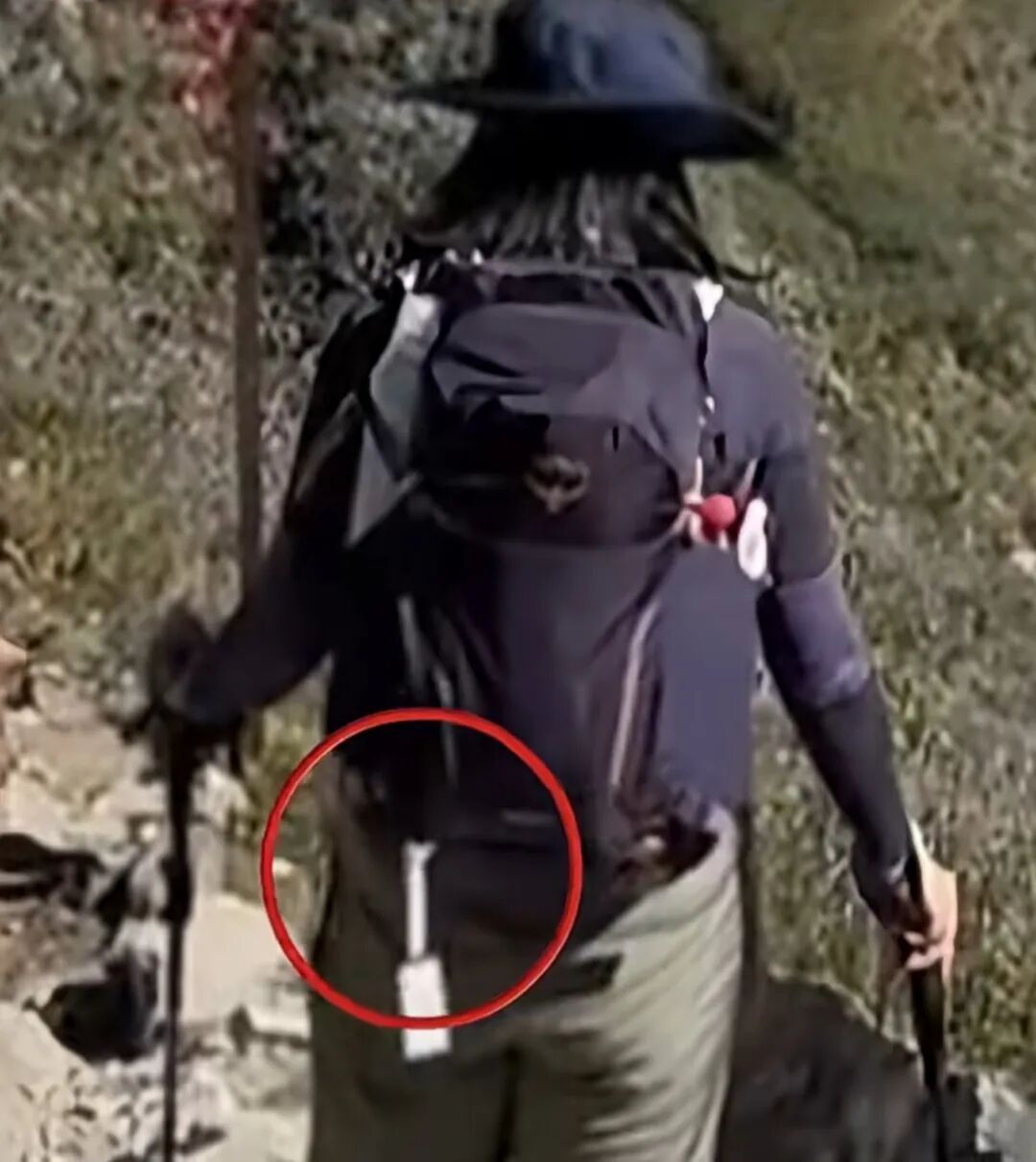 女子户外登山时，背包上悬挂的吊牌被网友质疑“吊牌姐”！大反转