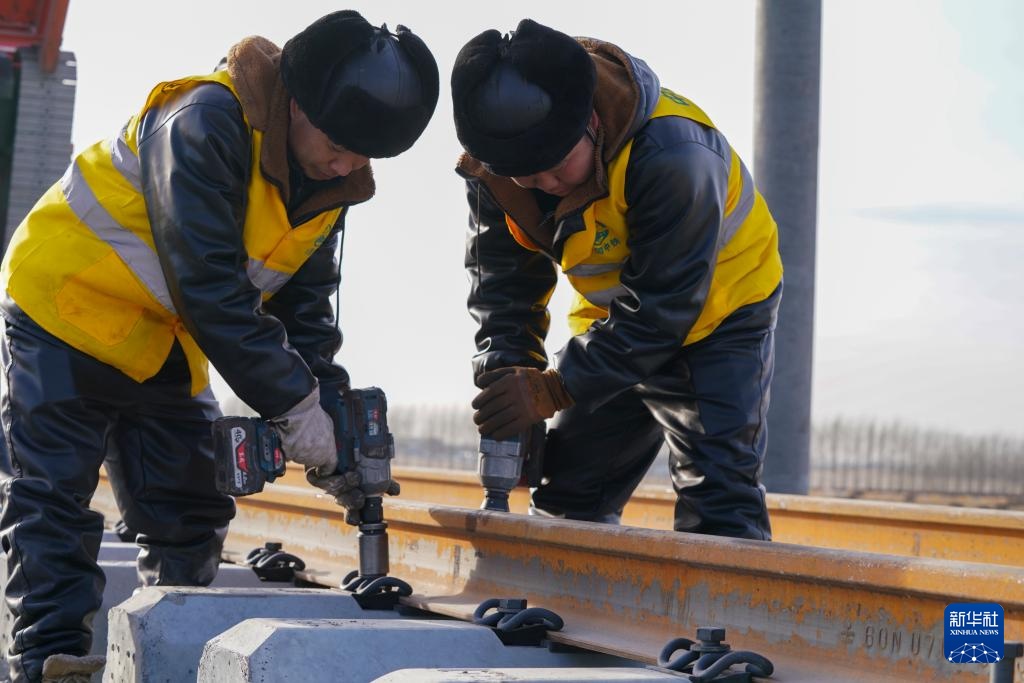 我国在建最北高铁哈伊高铁全线铺轨贯通