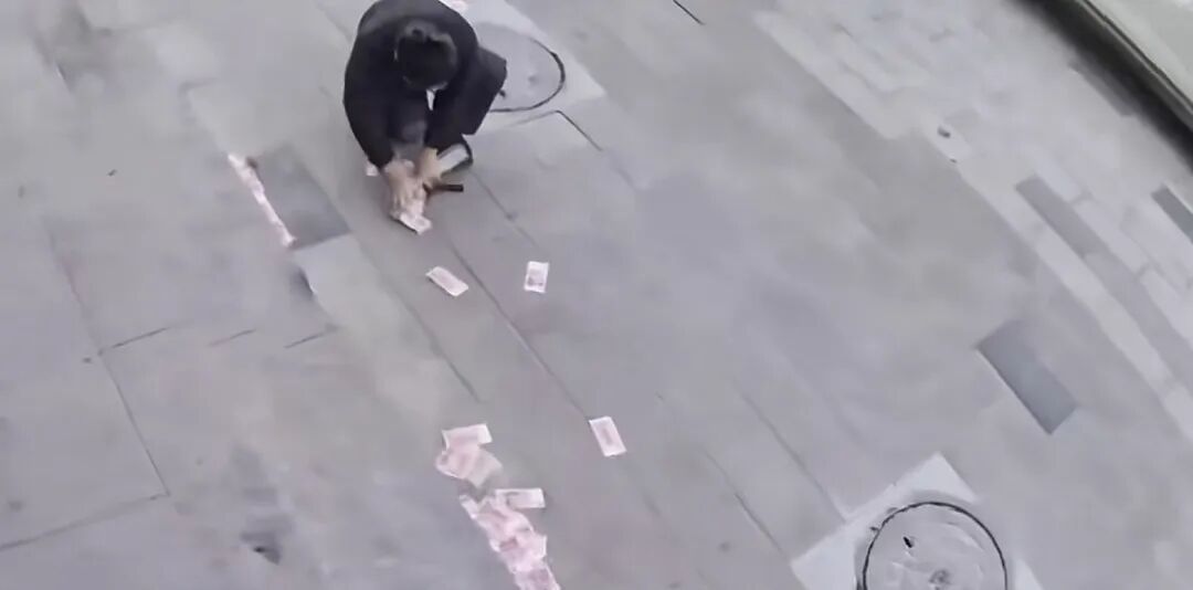 夫妻取钱后，4万现金被大风吹飞，过了半小时......