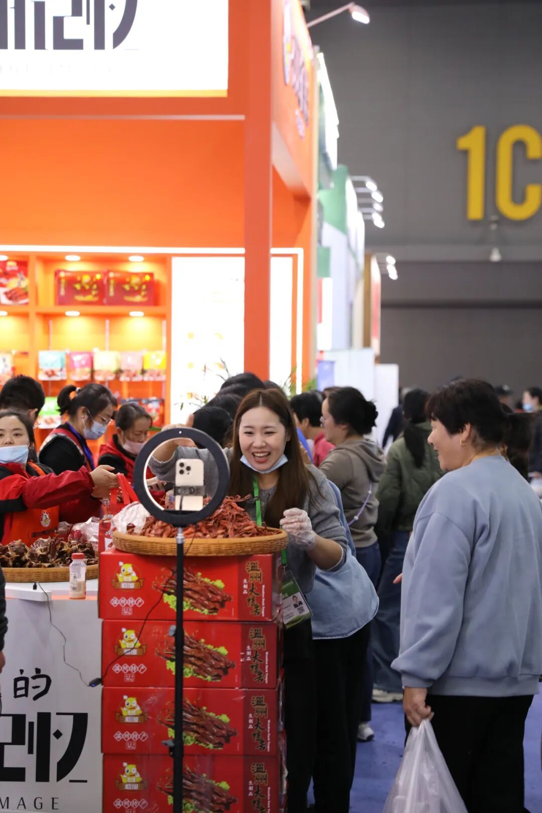 一过安检，杭州不少年轻人直接百米冲刺！这阵势把人看呆了