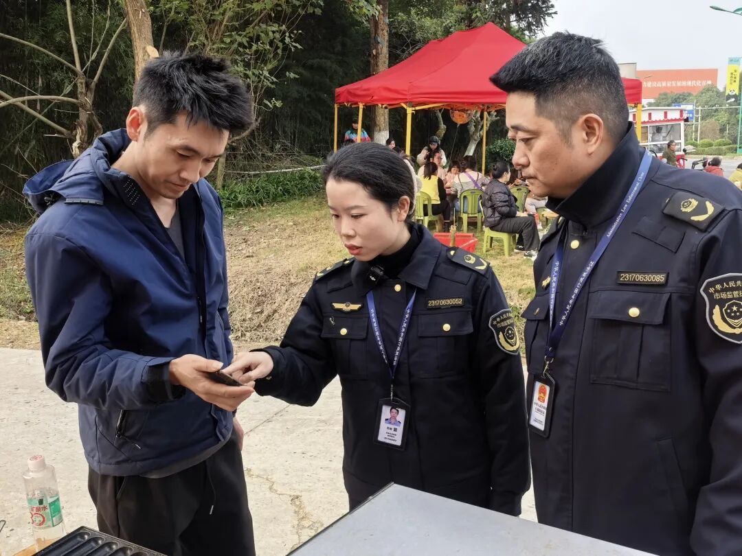 眉山“偷甘蔗”活动每天涌入近万人,是否需办理营业执照?官方回应 眉山“偷甘蔗”活动每天涌入近万人,是否需办理营业执照?官方回应