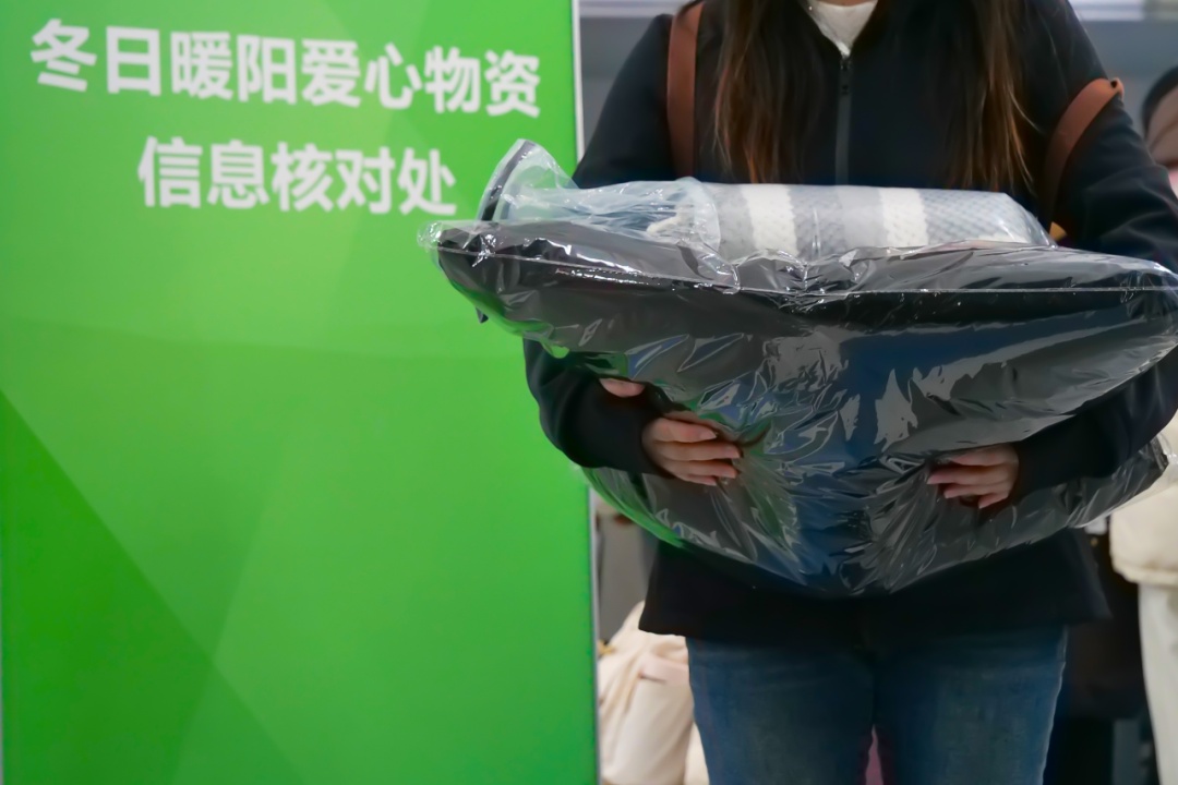 去食堂打菜,老师给了我一碗中药汤,“暖暖的,就是不太好咽下去” 去食堂打菜,老师给了我一碗中药汤,“暖暖的,就是不太好咽下去”