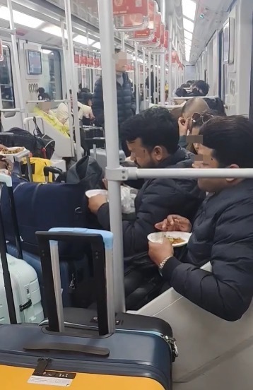 满车厢咖喱味！网友拍下多名外籍人士在车厢内吃馅饼，上海地铁回应