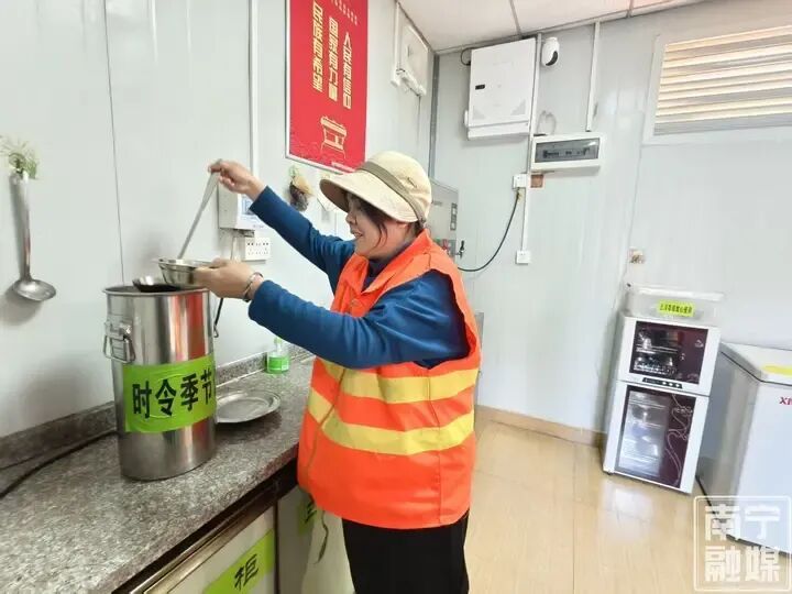 热有冷饮、冷有姜茶，南宁“爱心角落”为户外劳动者撑起“避风港”