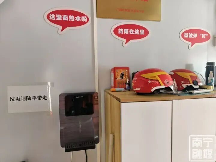 热有冷饮、冷有姜茶，南宁“爱心角落”为户外劳动者撑起“避风港”