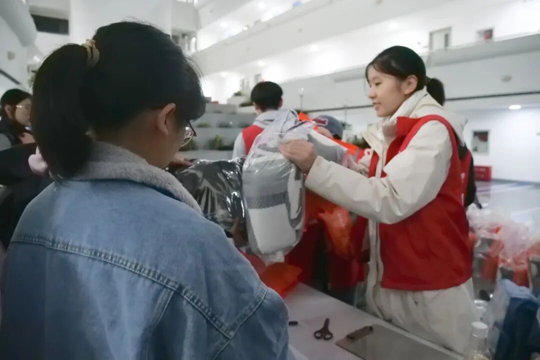 去食堂打菜,老师给了我一碗中药汤,“暖暖的,就是不太好咽下去” 去食堂打菜,老师给了我一碗中药汤,“暖暖的,就是不太好咽下去”