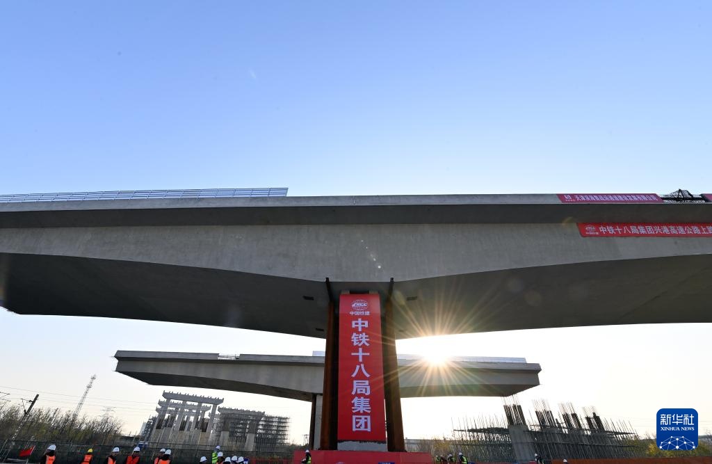 耗时约1小时 两座万吨连续梁精准转体