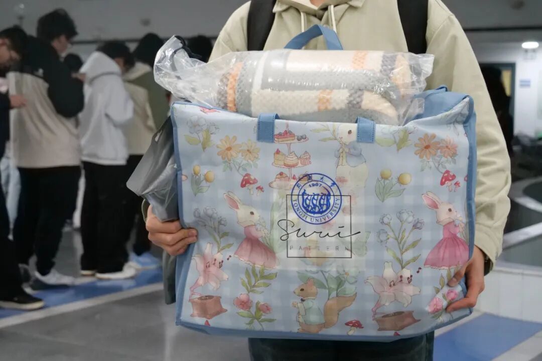 去食堂打菜,老师给了我一碗中药汤,“暖暖的,就是不太好咽下去” 去食堂打菜,老师给了我一碗中药汤,“暖暖的,就是不太好咽下去”