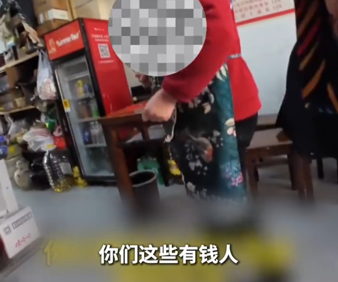 女子从杭州徒步到上海挑战不花钱生活，想免费吃饭遭餐饮老板娘怒怼