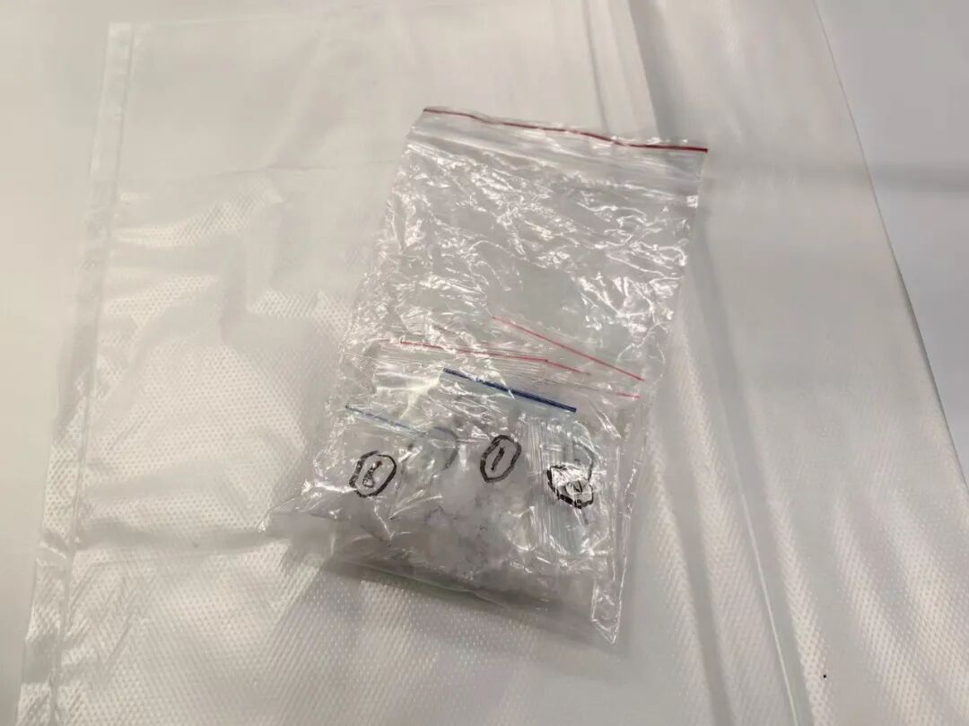 一男子入境时言辞混乱、身体轻微抽搐、抗拒查验，香港西九龙站海关在其内裤松紧带内侧查获8克冰毒